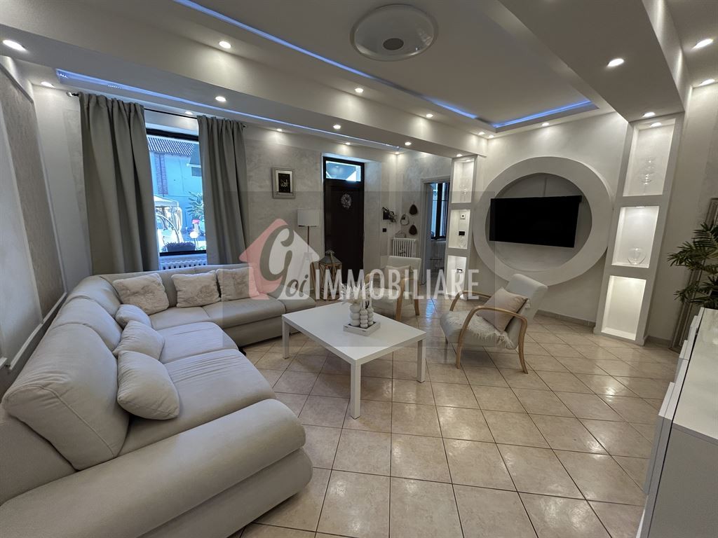 Ampia casa ristrutturata con giardino