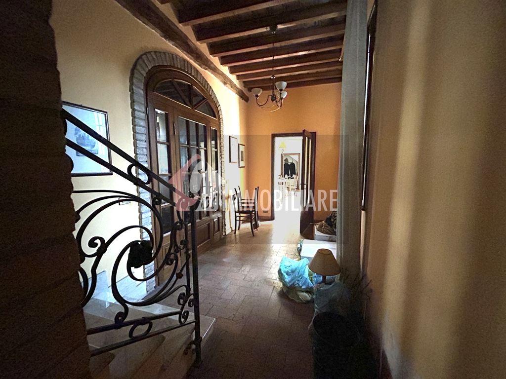 Casa con negozio, barchessa e giardino