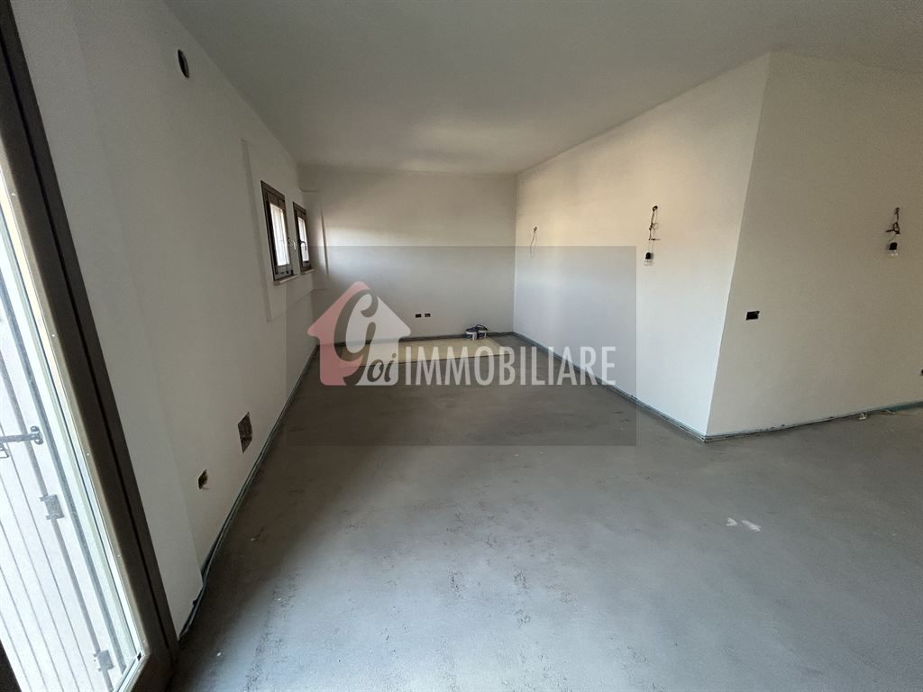 Elegante Quadrilocale Su Due Livelli con Travi a Vista e Posto Auto