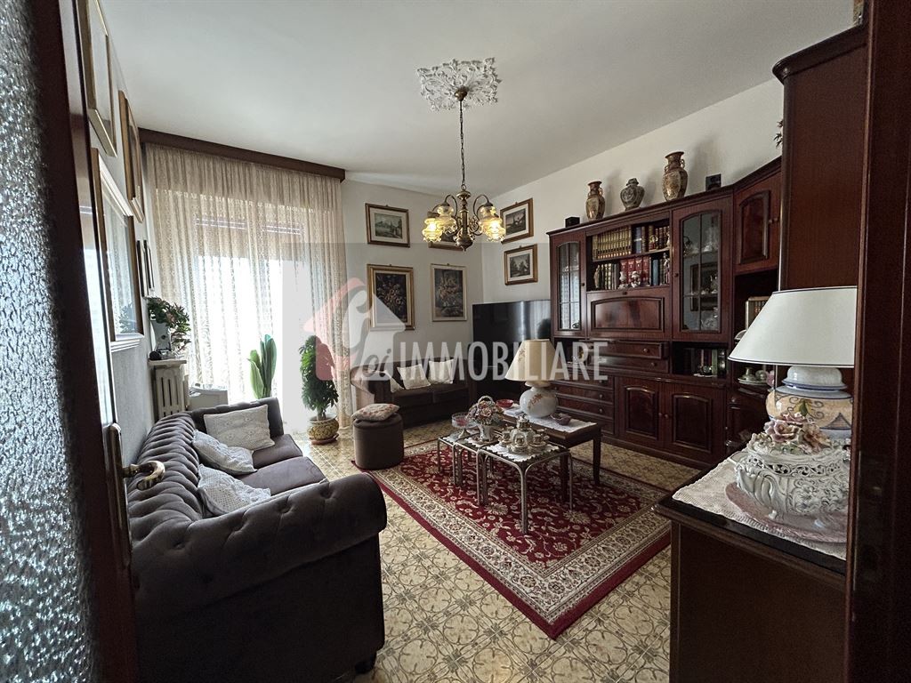 Luminoso Trilocale con Balcone, Cantina e Garage